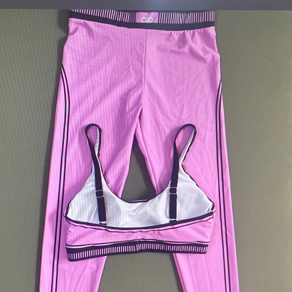 ALO Yoga Lilac/Purple Scoop-Back Sports Bra with Contrast Trim - Picture 3 of 5